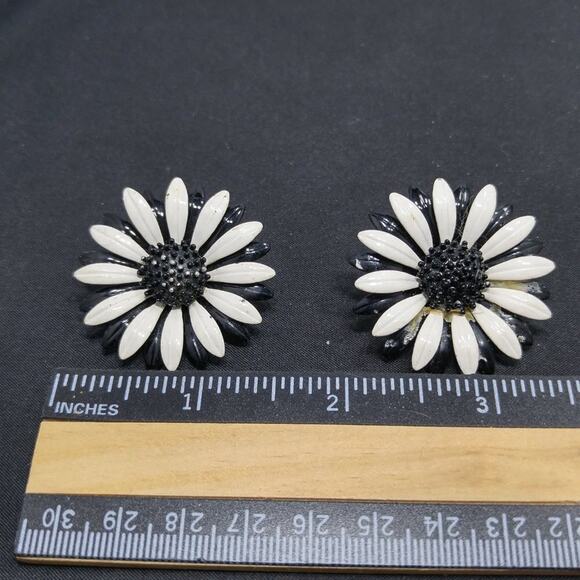 Vintage Enamel Floral Earrings, Black and White Flowers, Clip on Earrings - Picture 5 of 6